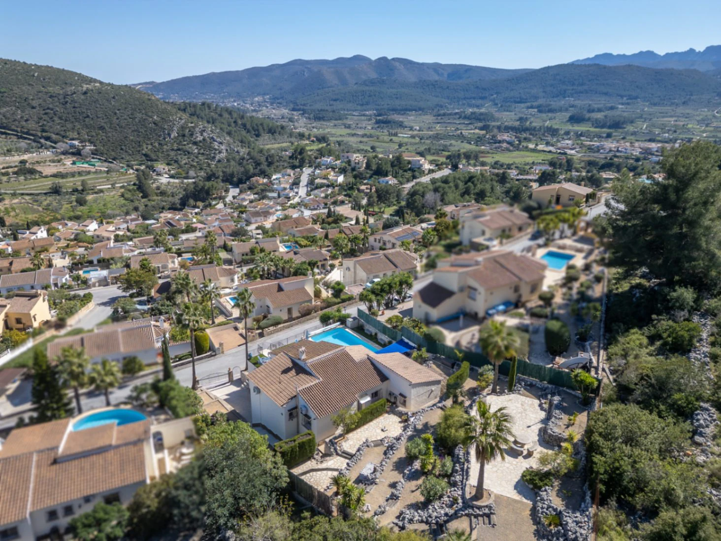 Villa en venta en Alcalali: elegante, de una sola planta, con vistas panorámicas