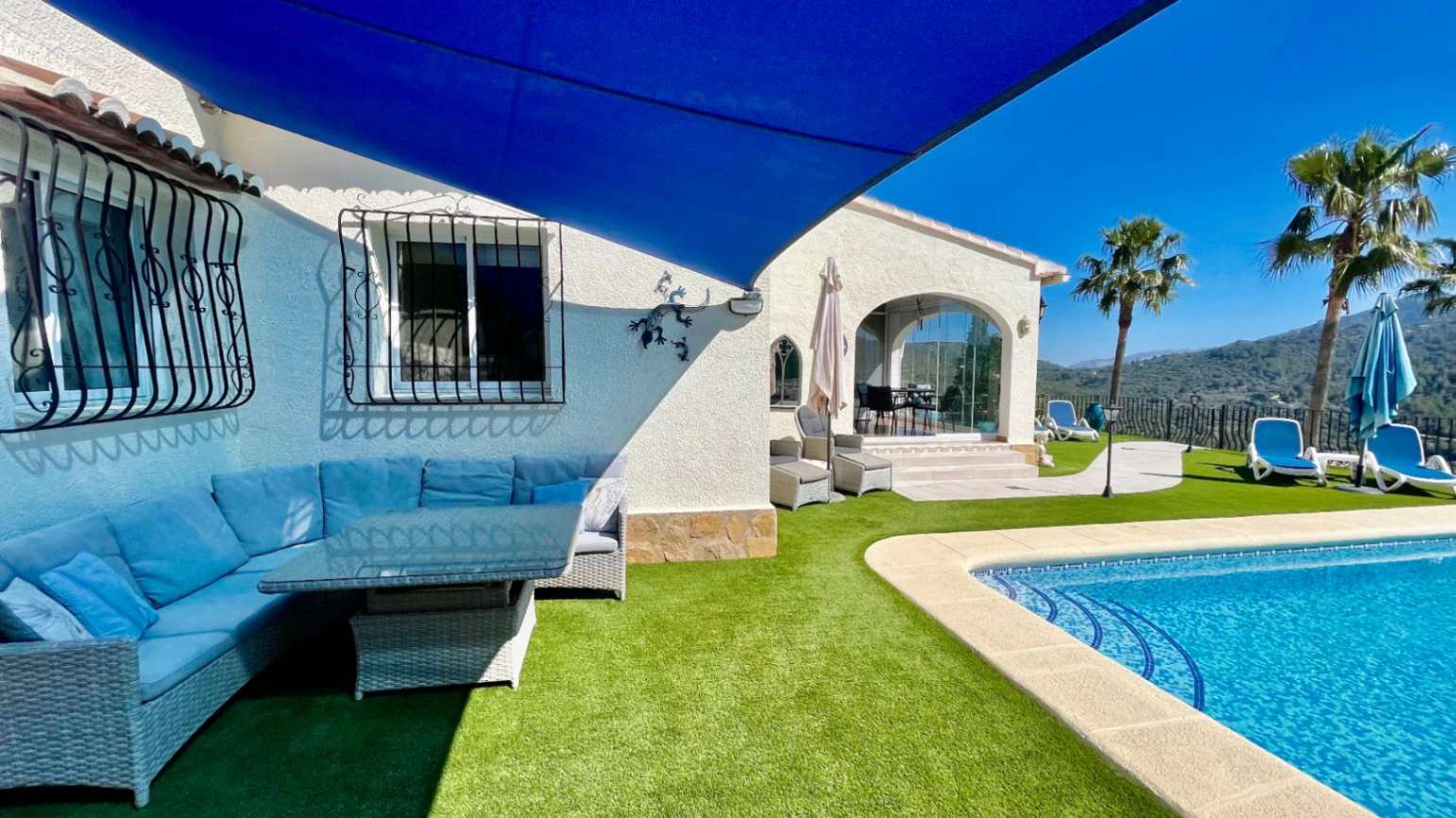 Villa en venta en Alcalali: elegante, de una sola planta, con vistas panorámicas