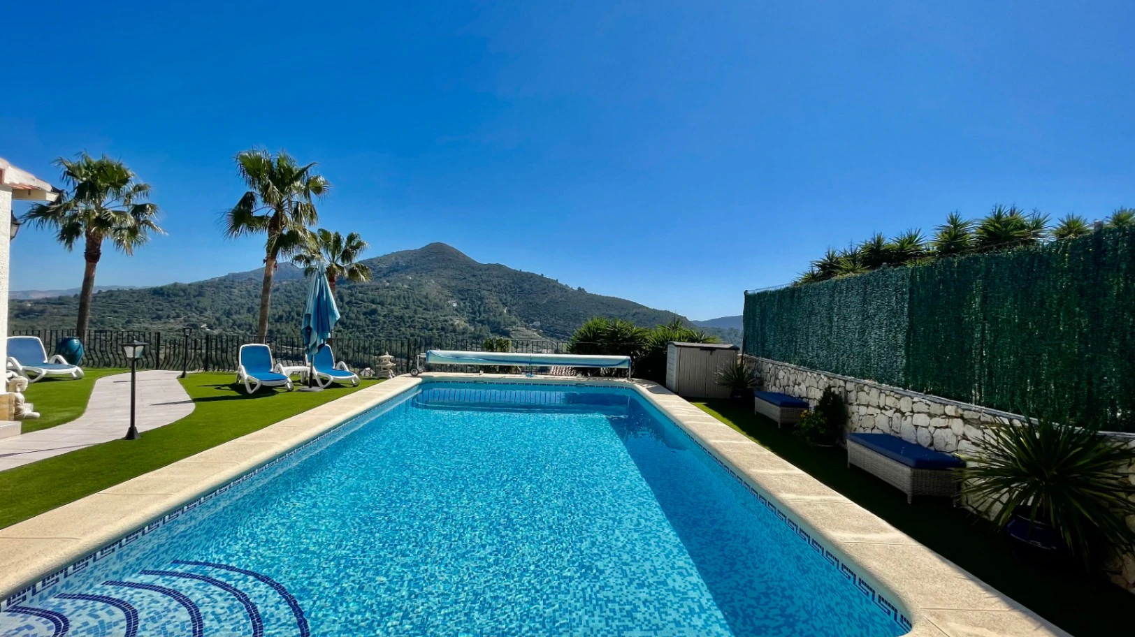 Villa en venta en Alcalali: elegante, de una sola planta, con vistas panorámicas