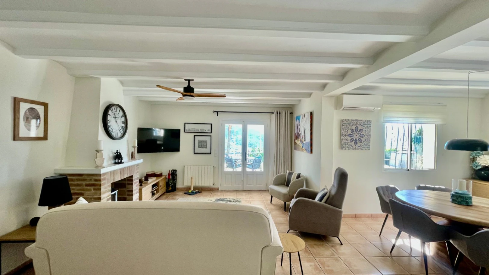 Villa en venta en Alcalali: elegante, de una sola planta, con vistas panorámicas