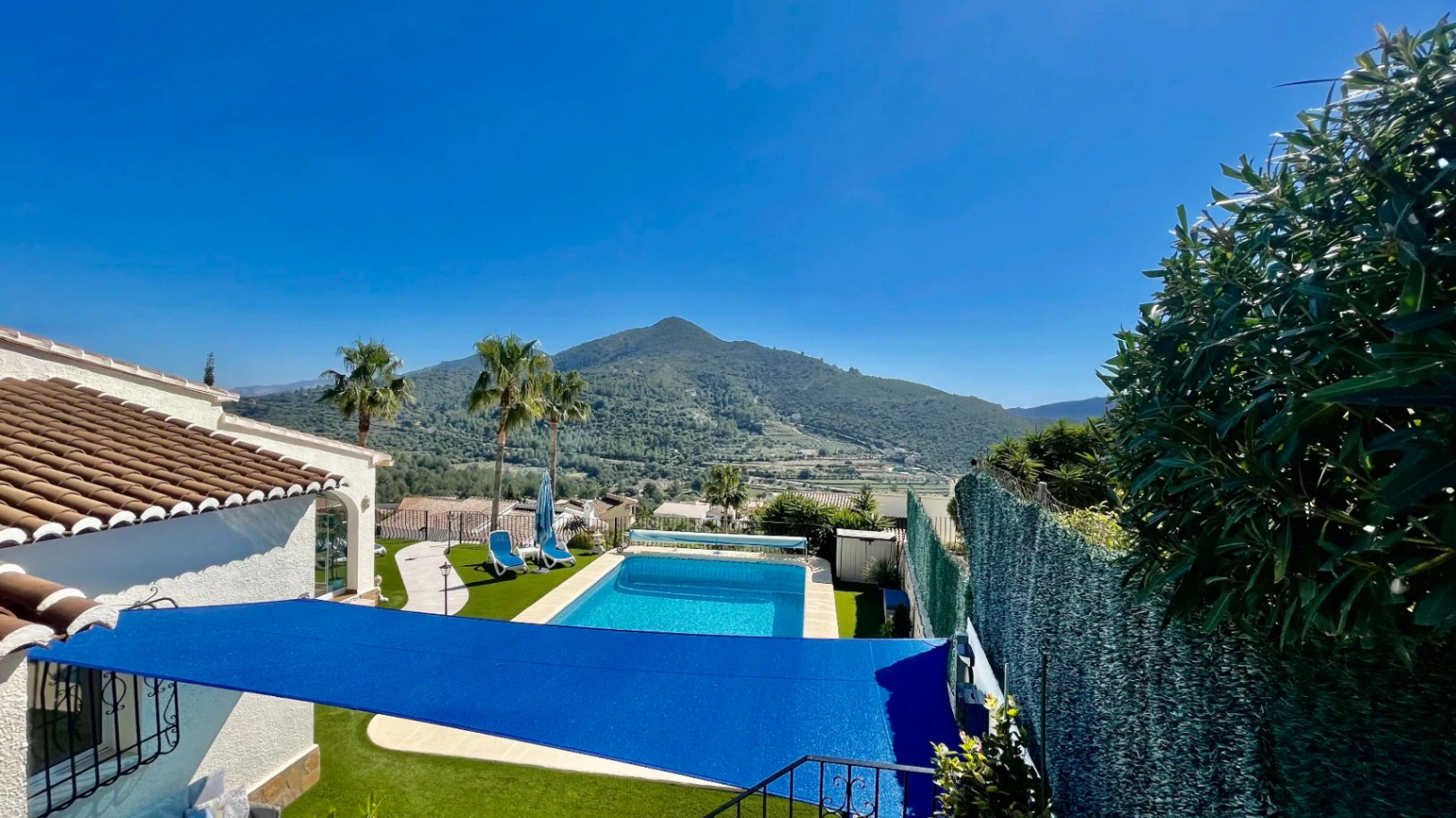 Villa en venta en Alcalali: elegante, de una sola planta, con vistas panorámicas