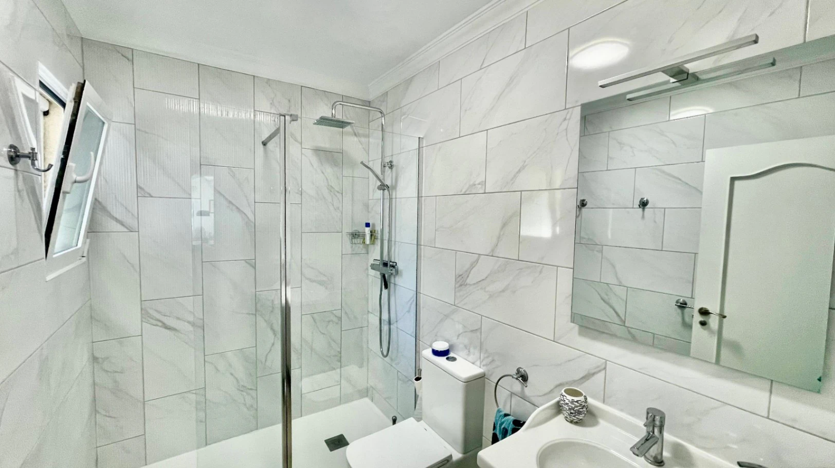 Villa en venta en Alcalali: elegante, de una sola planta, con vistas panorámicas