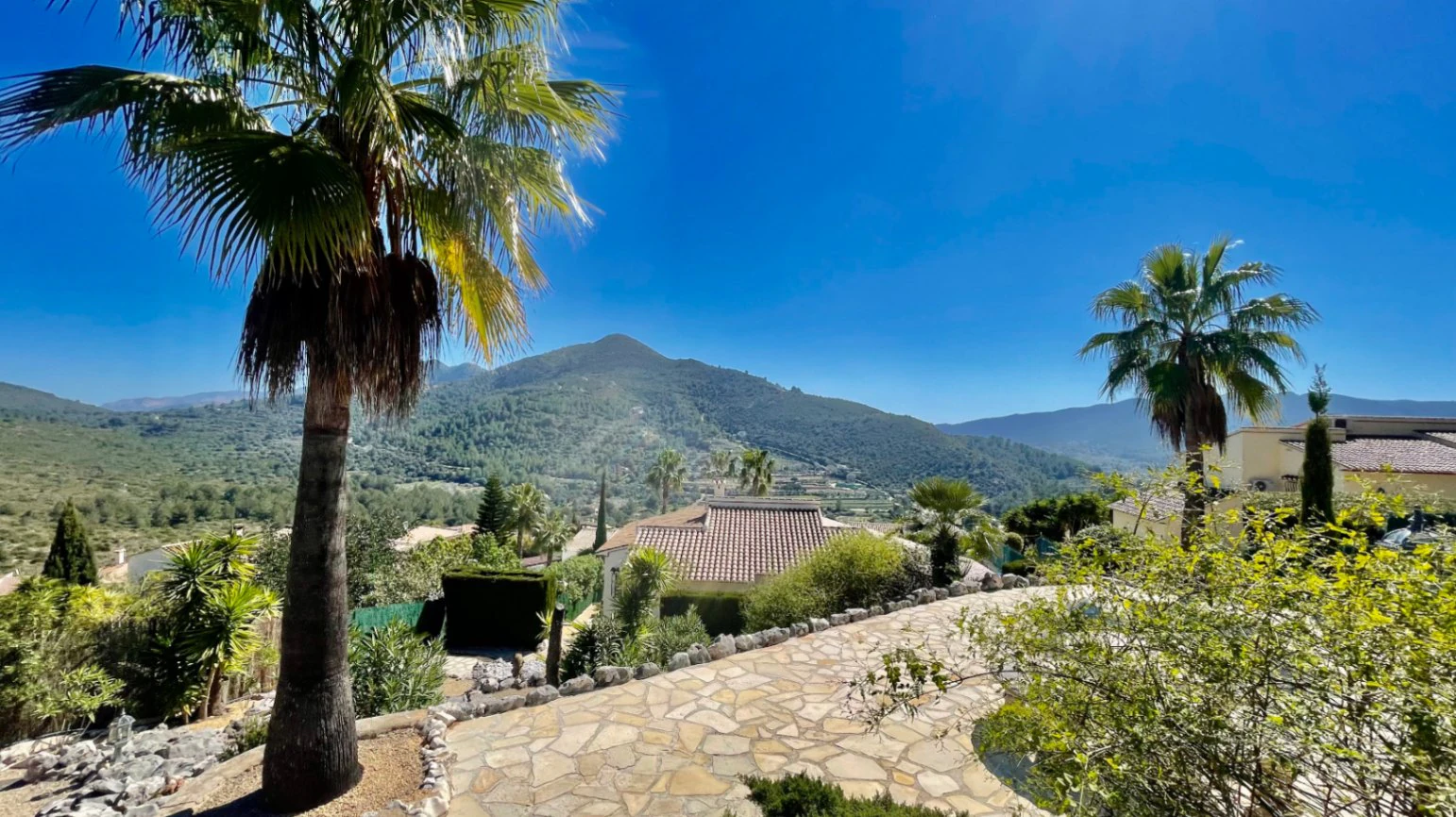 Villa en venta en Alcalali: elegante, de una sola planta, con vistas panorámicas