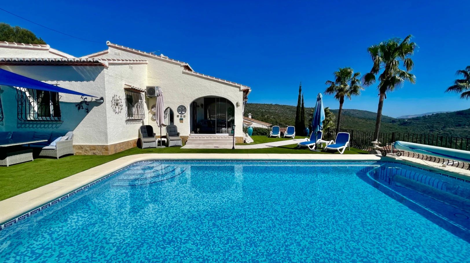 Villa en venta en Alcalali: elegante, de una sola planta, con vistas panorámicas