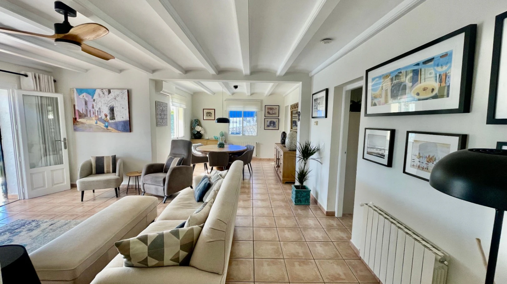 Villa en venta en Alcalali: elegante, de una sola planta, con vistas panorámicas