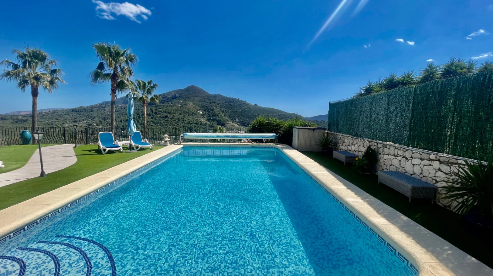 Villa en venta en Alcalali: elegante, de una sola planta, con vistas panorámicas