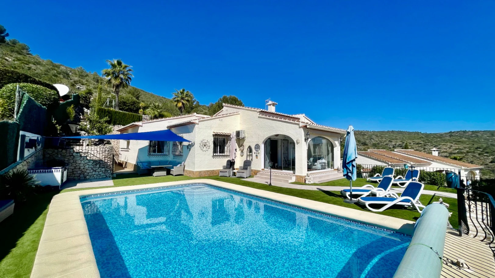 Villa en venta en Alcalali: elegante, de una sola planta, con vistas panorámicas
