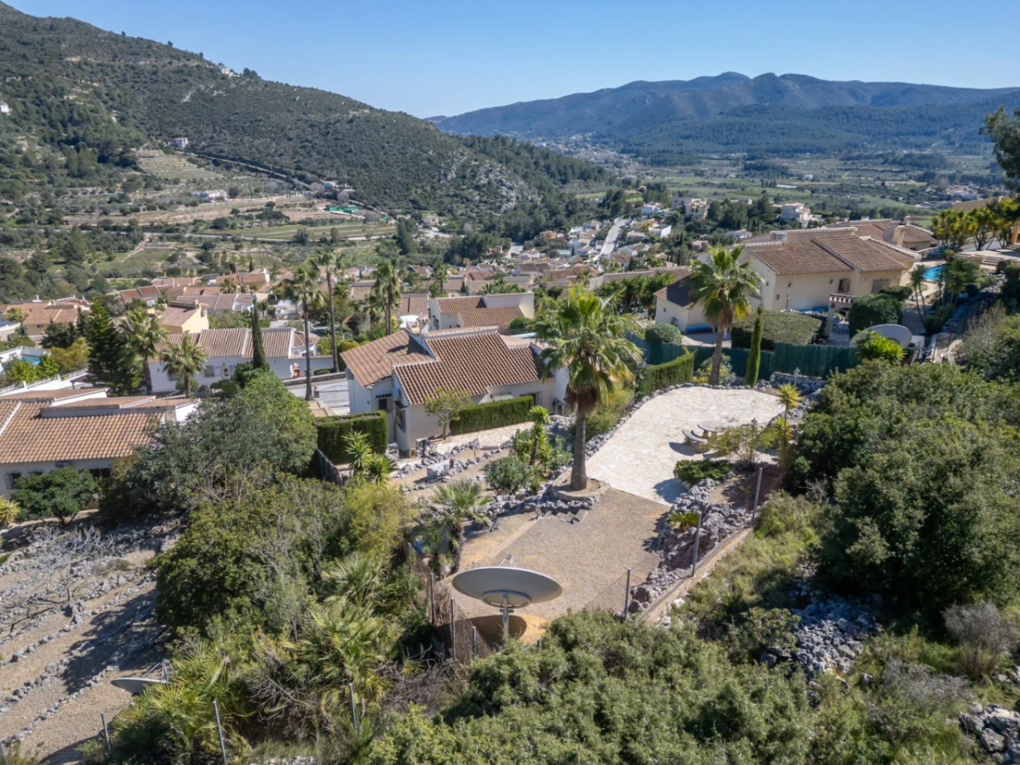 Villa en venta en Alcalali: elegante, de una sola planta, con vistas panorámicas