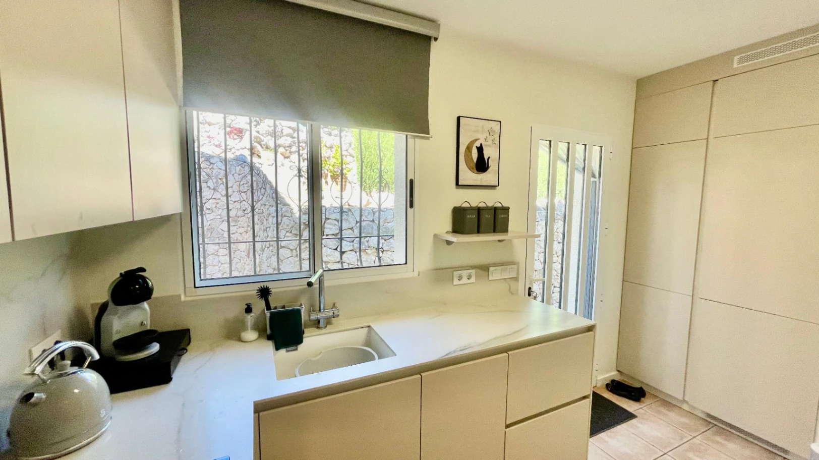 Villa en venta en Alcalali: elegante, de una sola planta, con vistas panorámicas