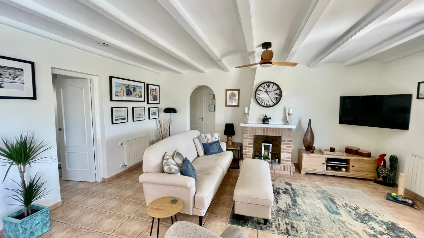 Villa en venta en Alcalali: elegante, de una sola planta, con vistas panorámicas