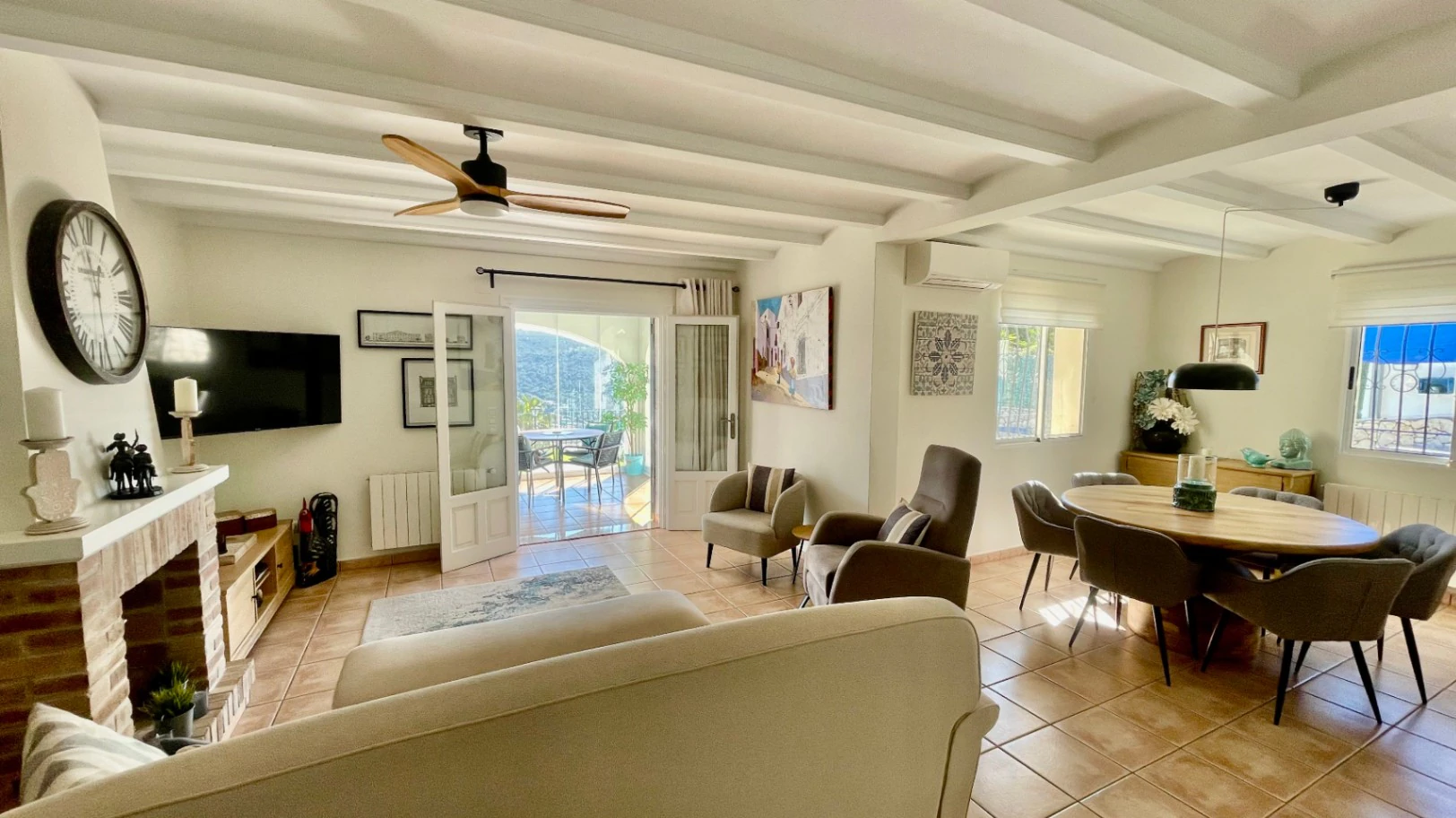 Villa en venta en Alcalali: elegante, de una sola planta, con vistas panorámicas