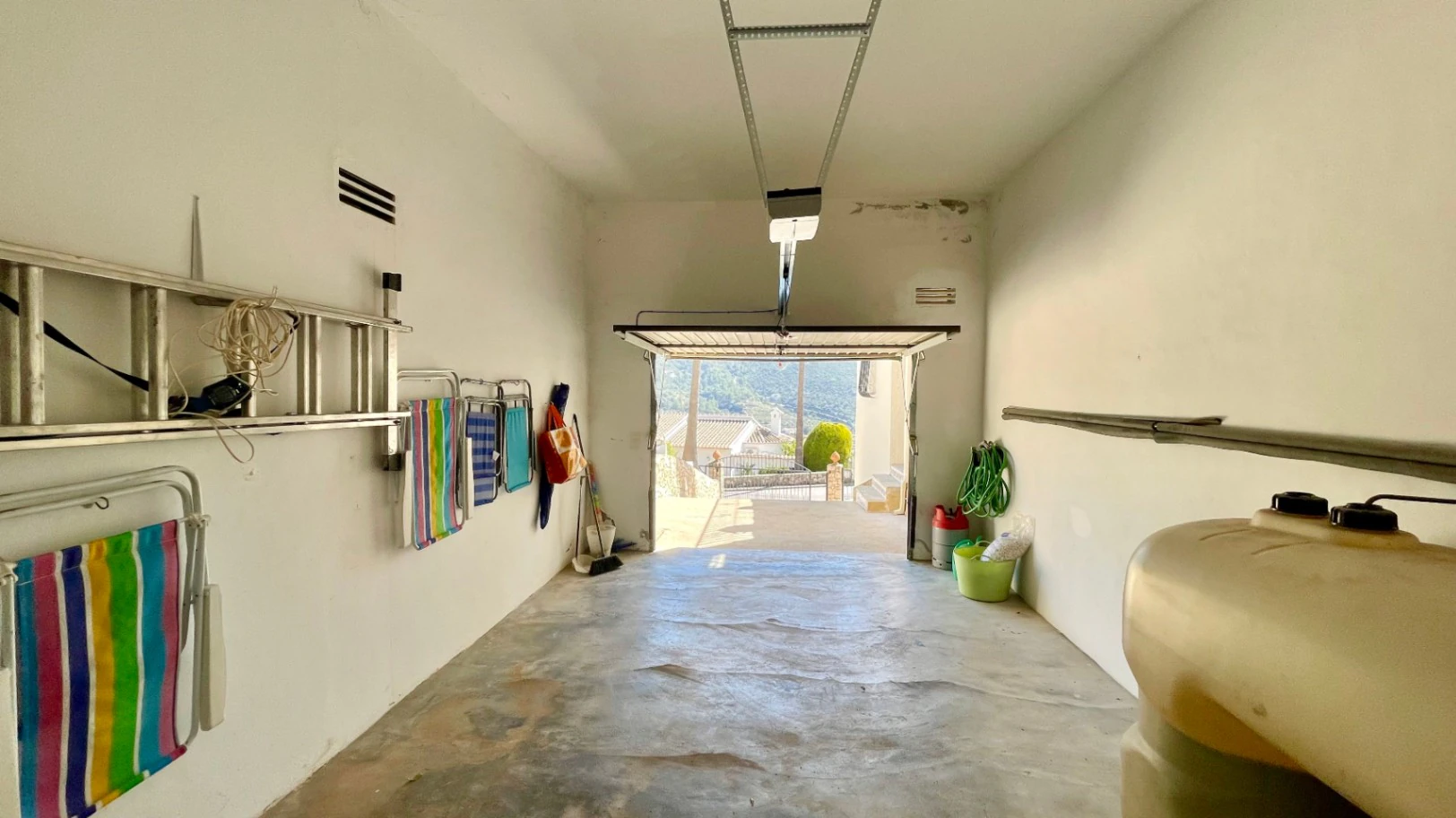 Villa en venta en Alcalali: elegante, de una sola planta, con vistas panorámicas