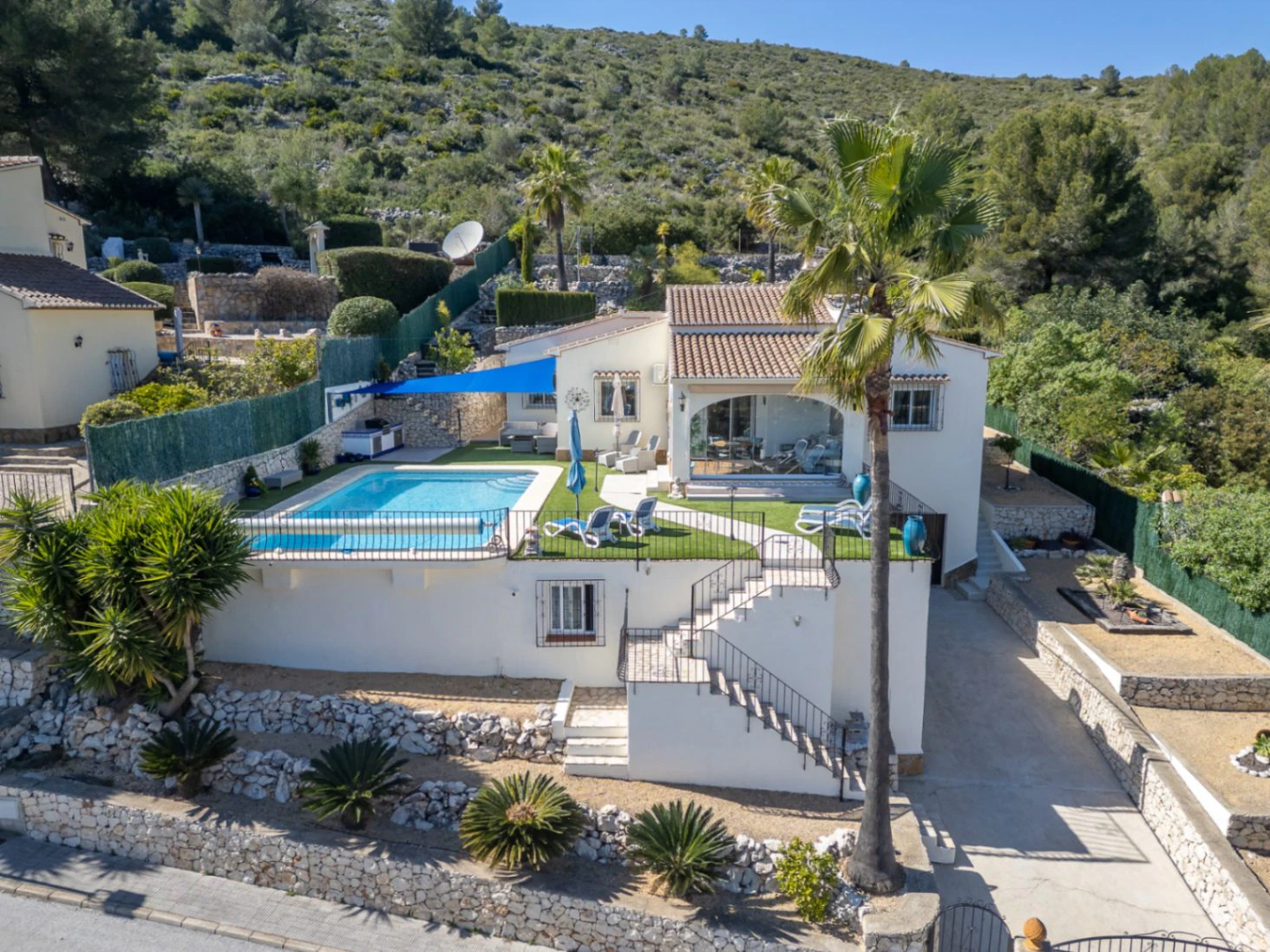 Villa en venta en Alcalali: elegante, de una sola planta, con vistas panorámicas