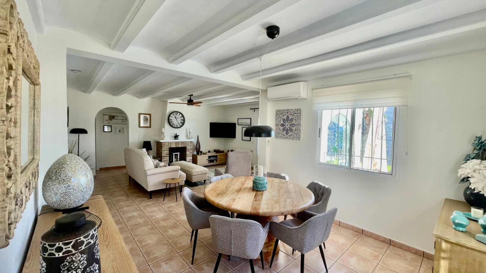 Villa en venta en Alcalali: elegante, de una sola planta, con vistas panorámicas