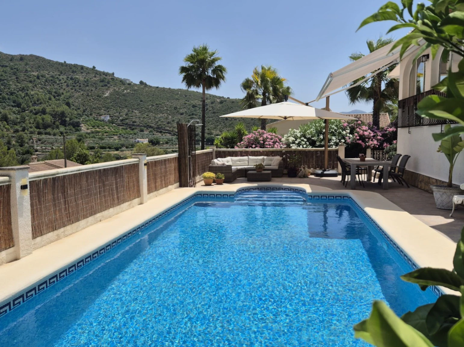 Villa en venta en Alcalalí: Amplia parcela de esquina