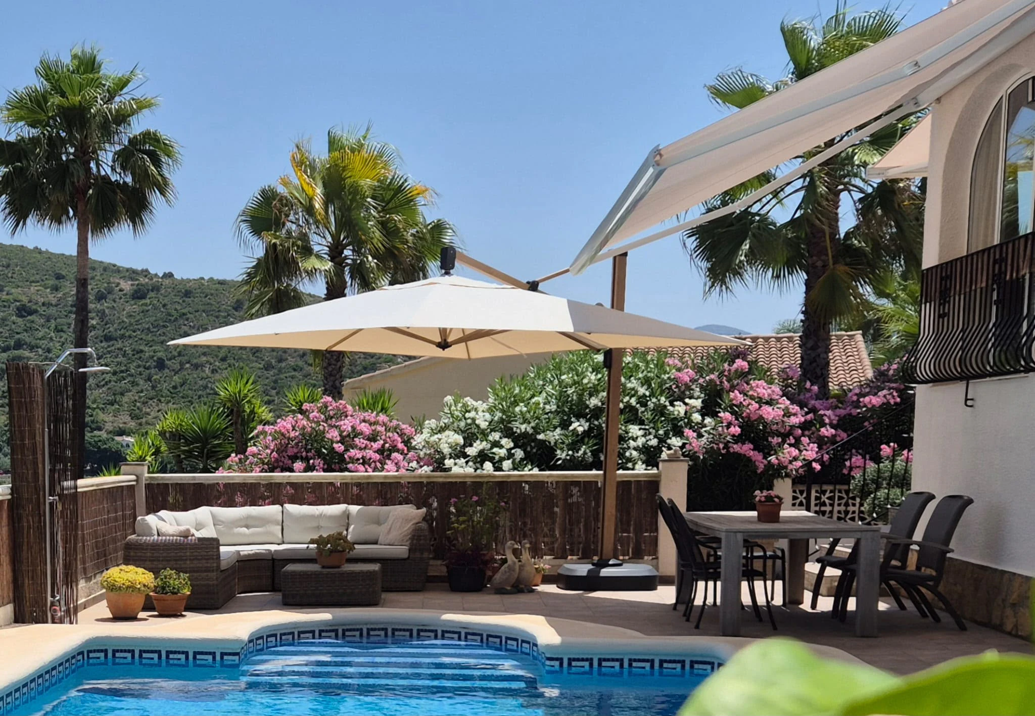Villa en venta en Alcalalí: Amplia parcela de esquina