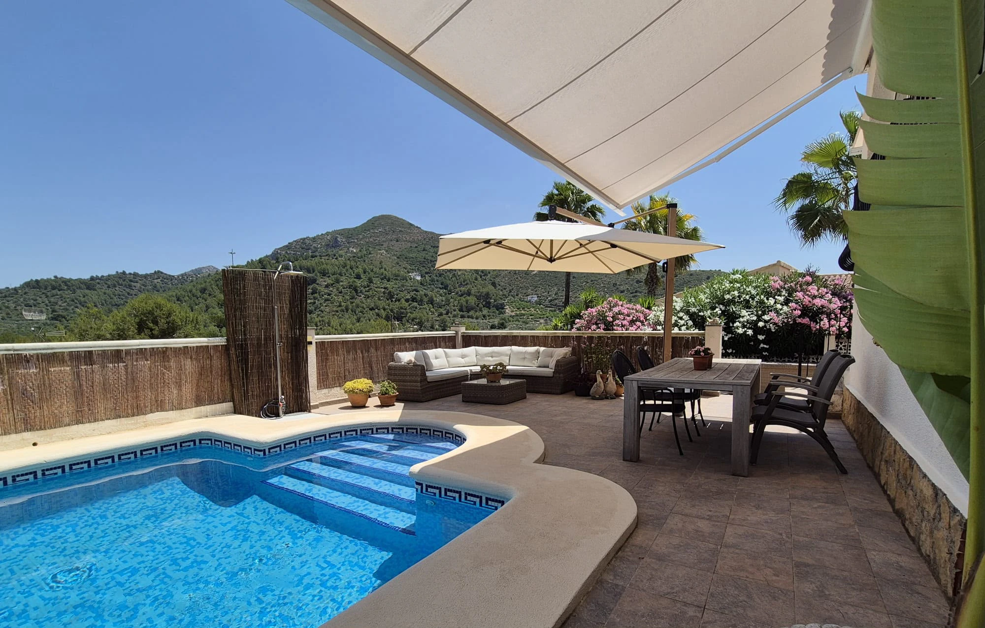 Villa en venta en Alcalalí: Amplia parcela de esquina