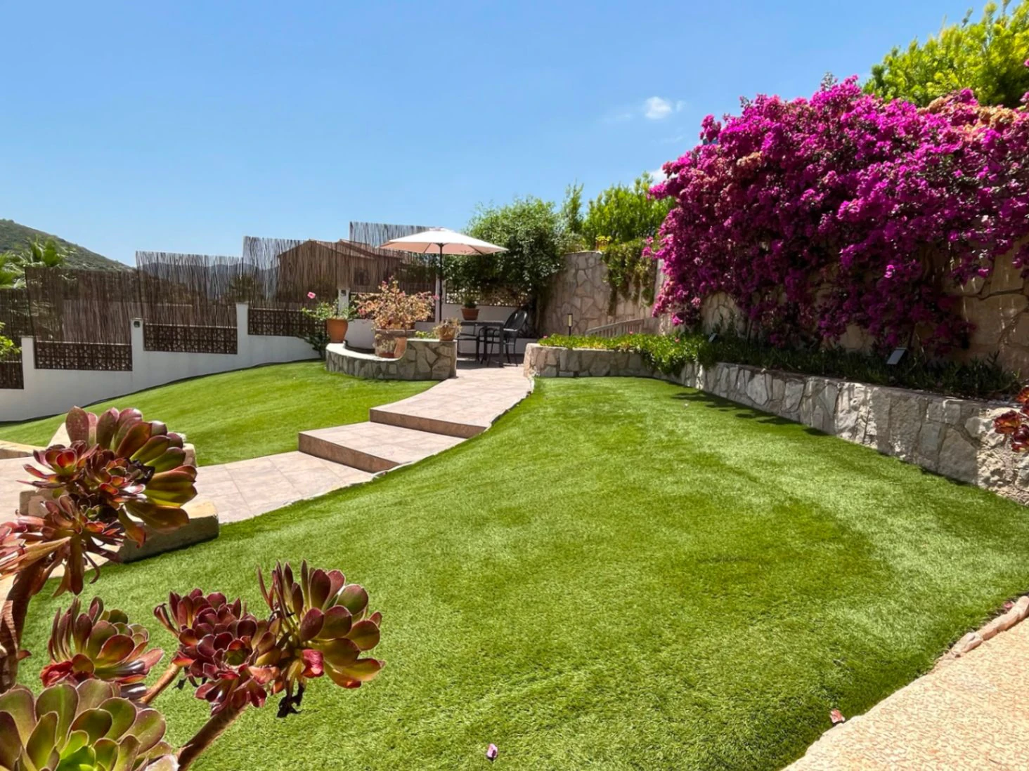 Villa en venta en Alcalalí: Amplia parcela de esquina