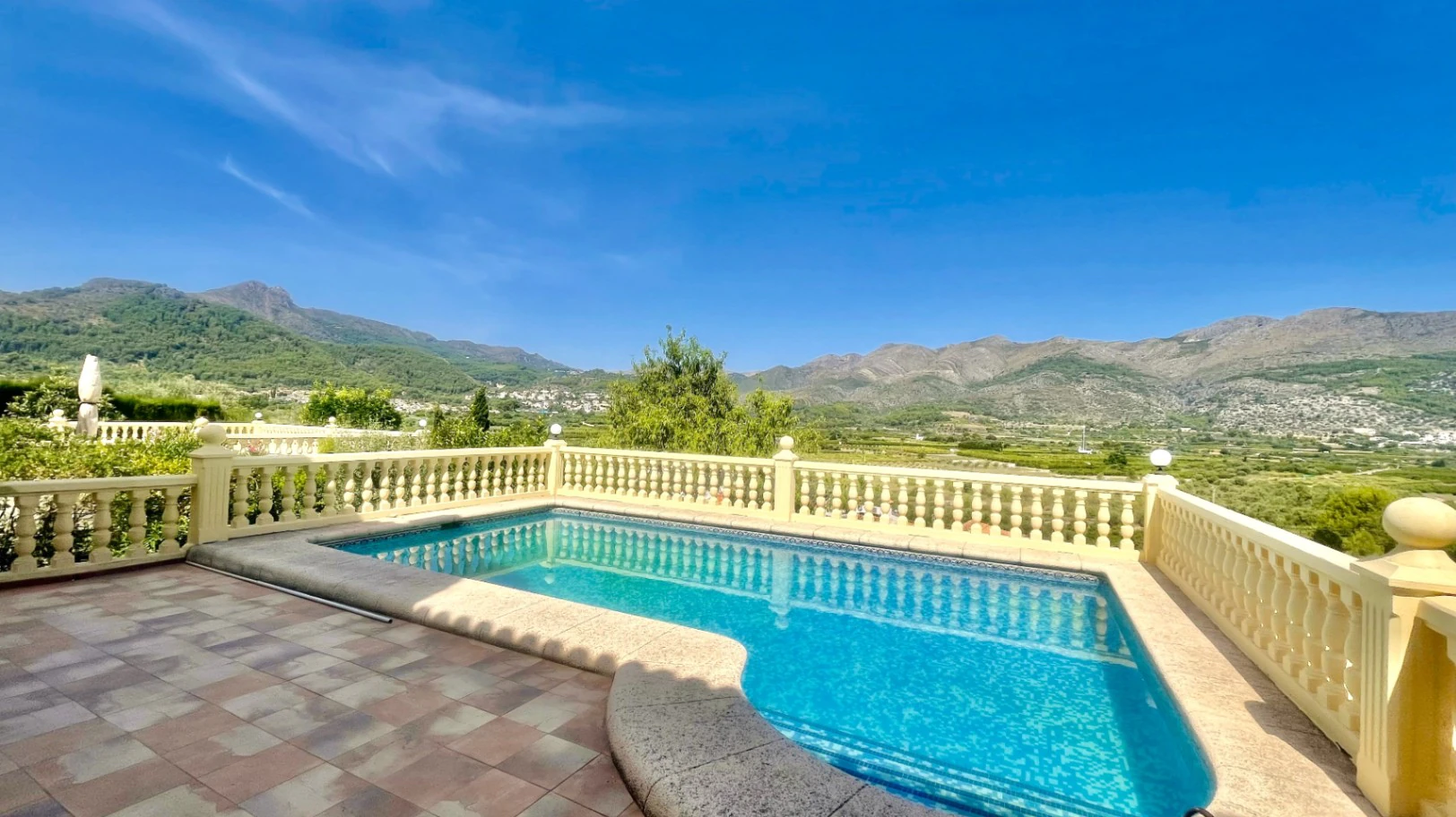 Villa for sale in Orba: Panoramic valley views