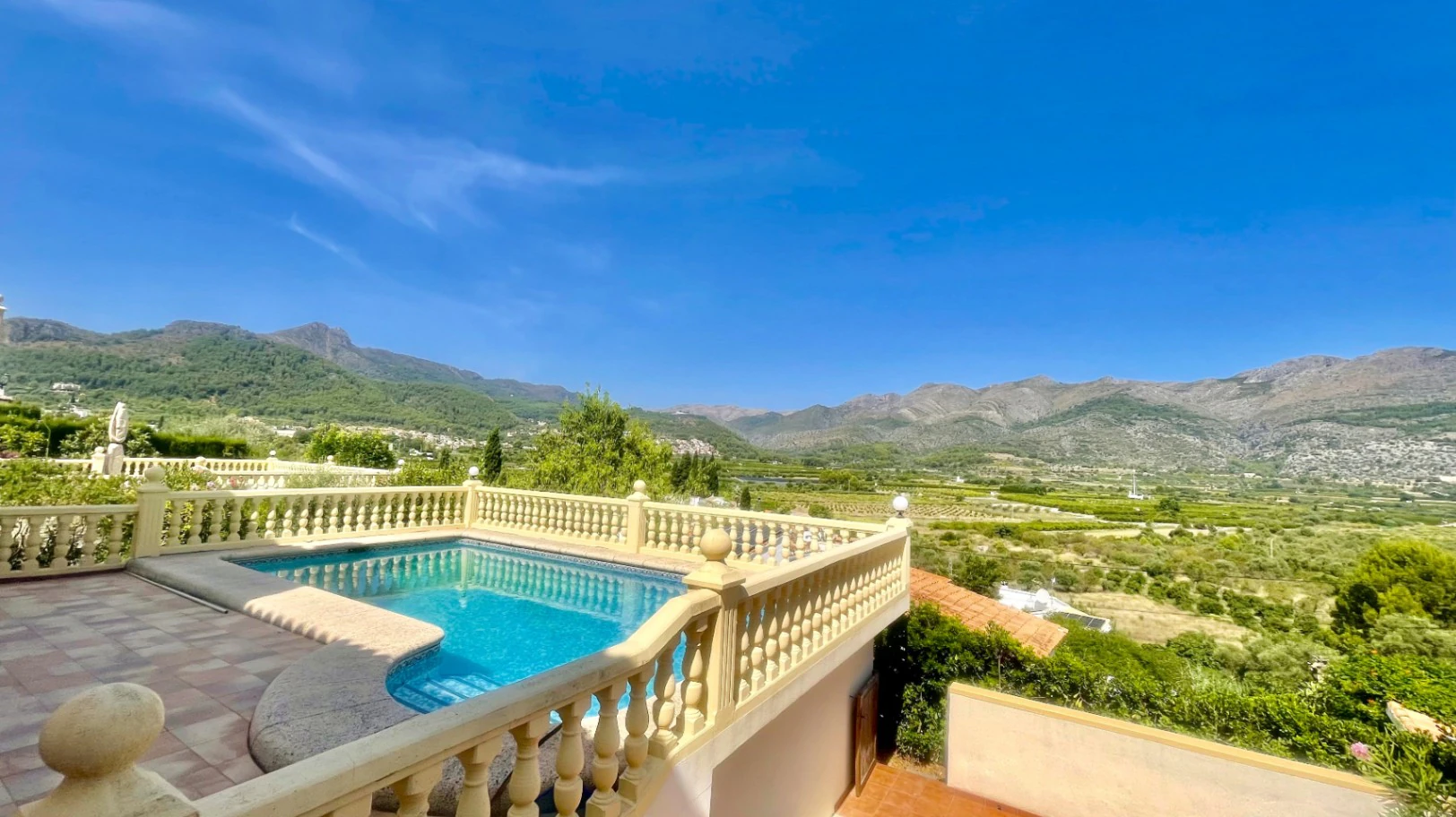 Villa for sale in Orba: Panoramic valley views