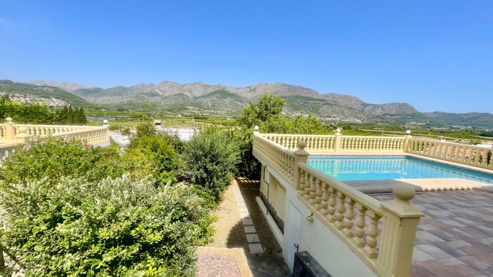 Villa for sale in Orba: Panoramic valley views
