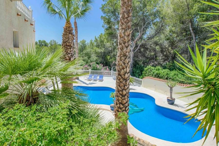 Hermosa Villa con un jardín de ensueño en La Nucia