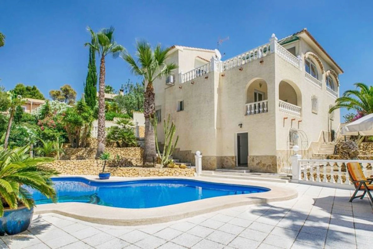 Hermosa Villa con un jardín de ensueño en La Nucia
