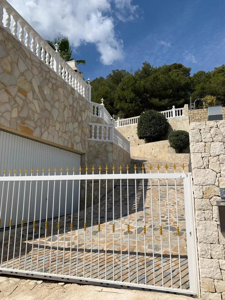 Chalet independiente en venta en Tossal de la Cometa