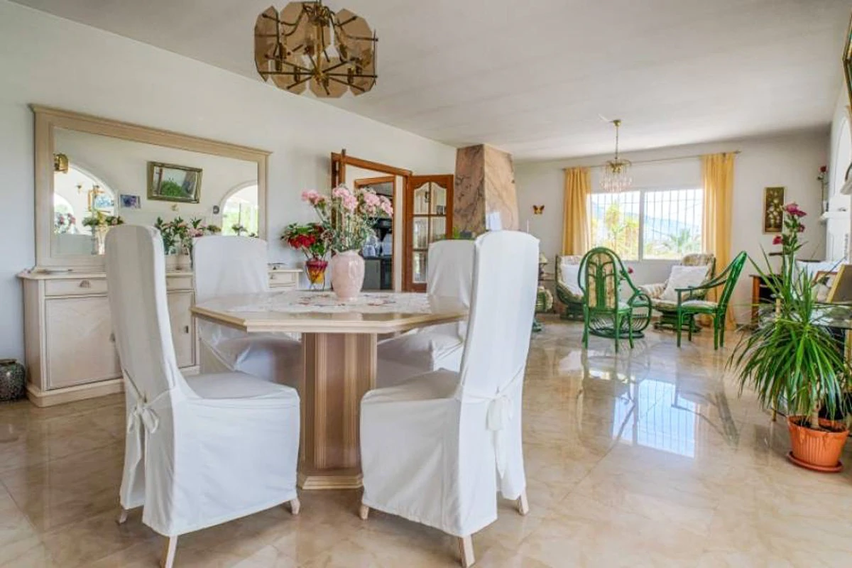 Hermosa Villa con un jardín de ensueño en La Nucia