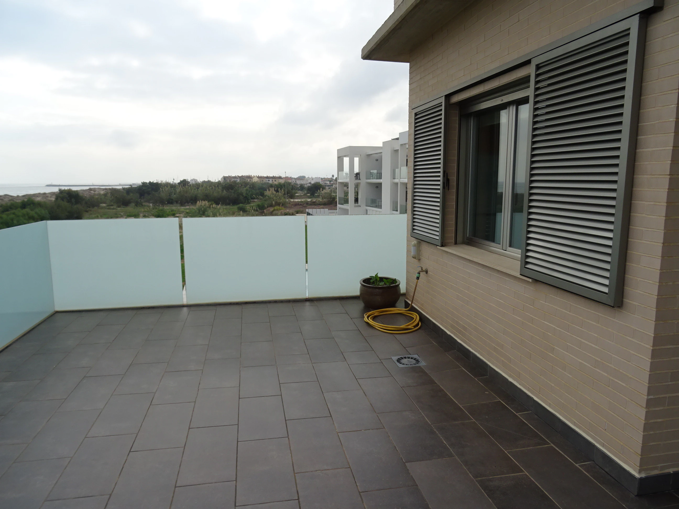 Preciosa Villa situada en primera línea de playa en Oliva