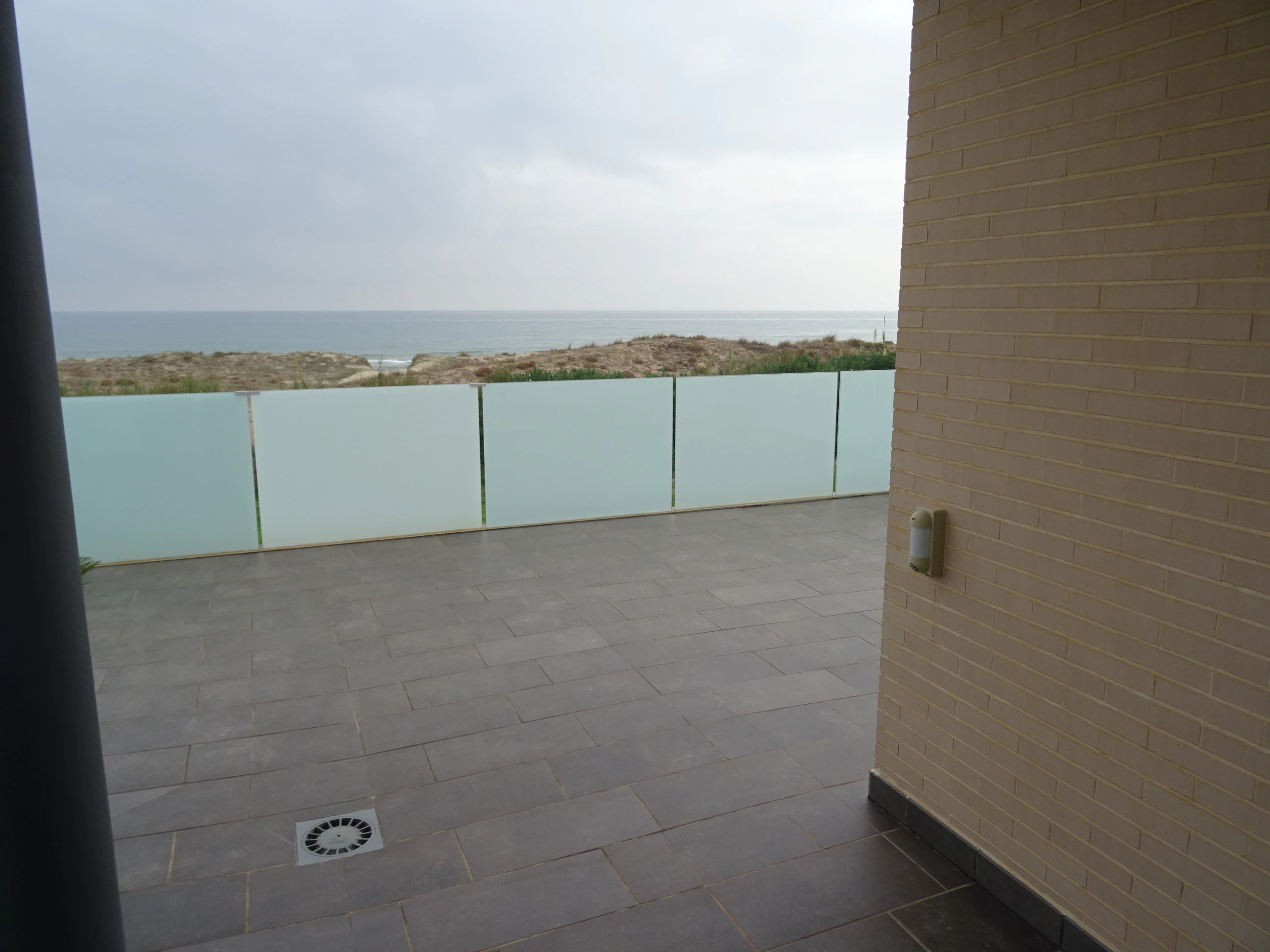 Preciosa Villa situada en primera línea de playa en Oliva