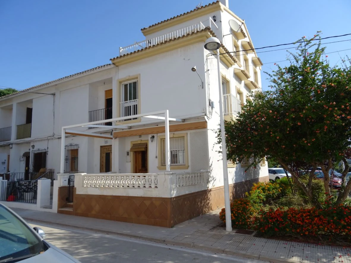 Amplia casa de pueblo en Calpe
