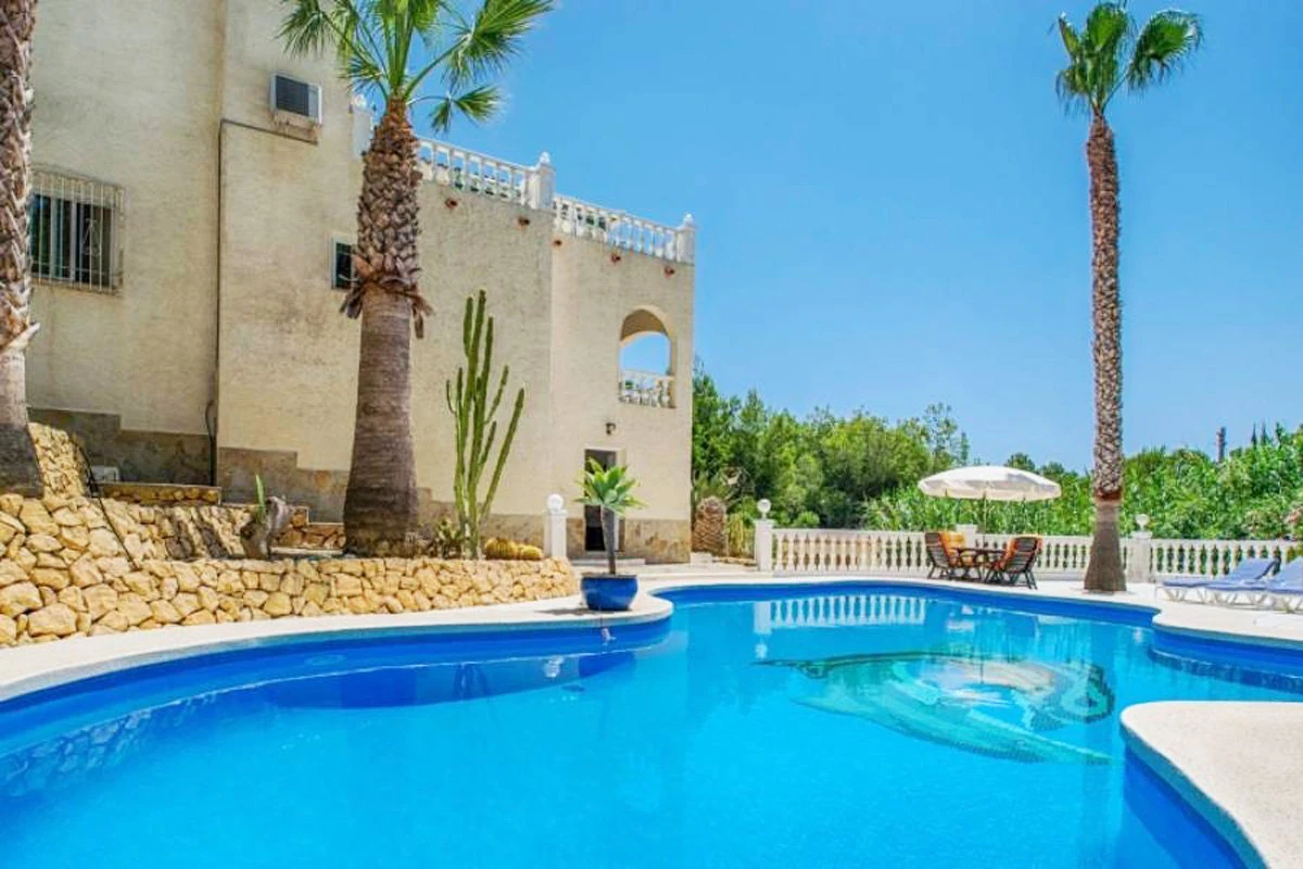 Hermosa Villa con un jardín de ensueño en La Nucia