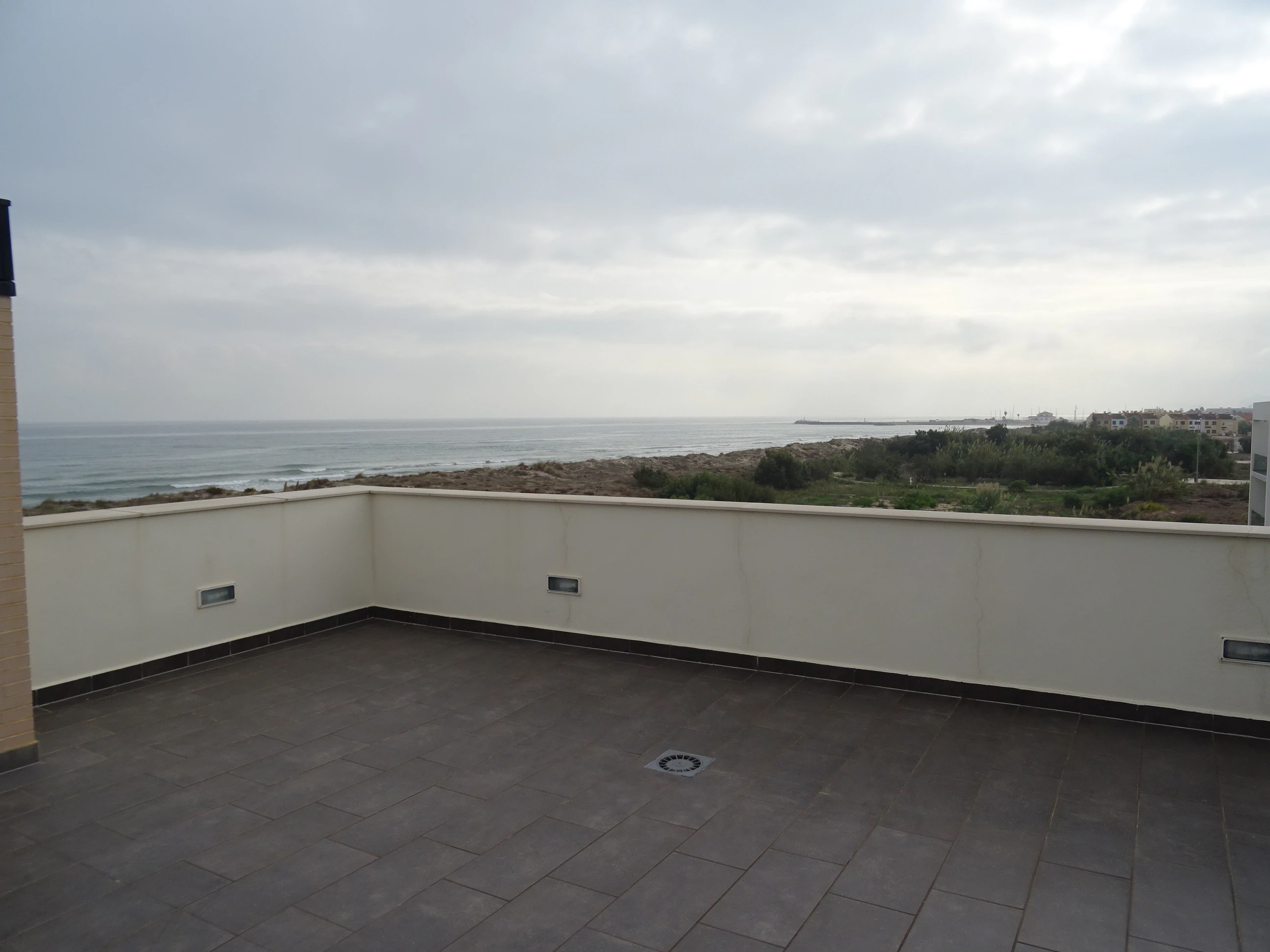 Preciosa Villa situada en primera línea de playa en Oliva
