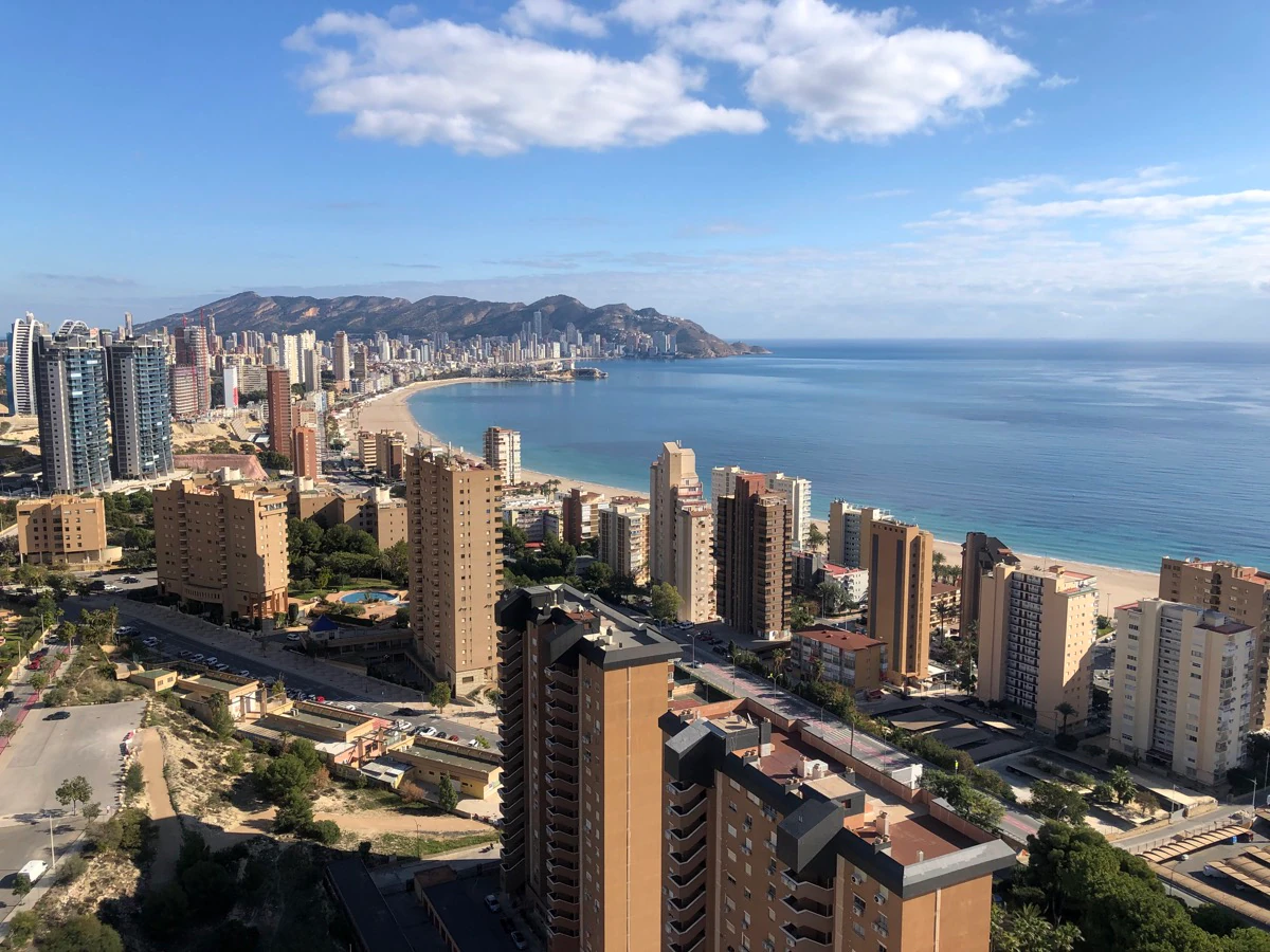Luksusowy apartament z widokiem na morze na sprzedaż w Benidorm