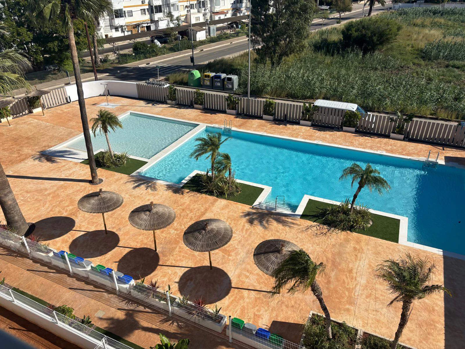 Apartamento en Denia con 2 habitaciones y piscina comunitaria.