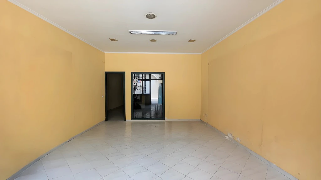 Commercial Local in Oliva - Opportunity next to the Market and the Church of the Convent