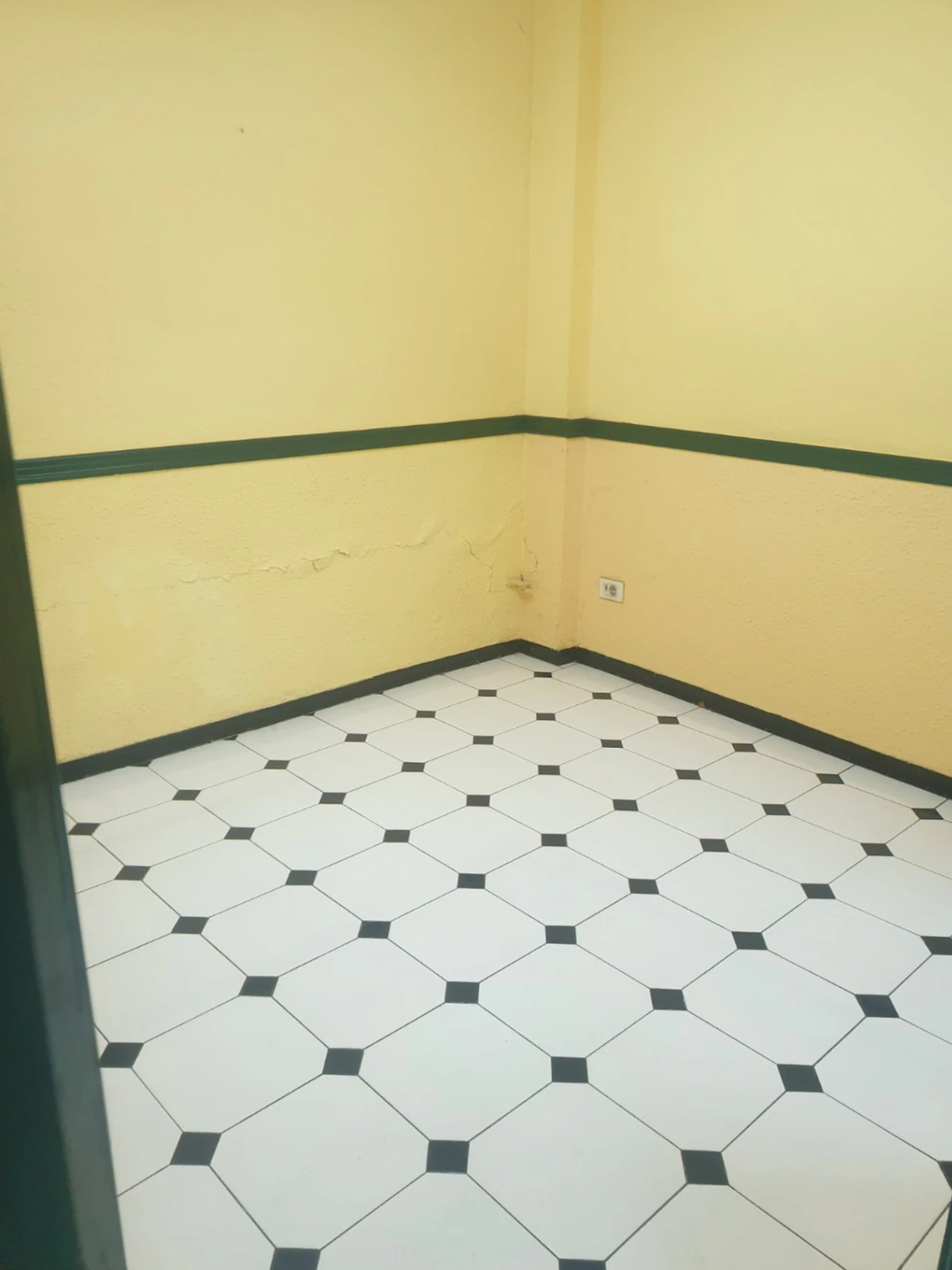Commercial Local in Oliva - Opportunity next to the Market and the Church of the Convent