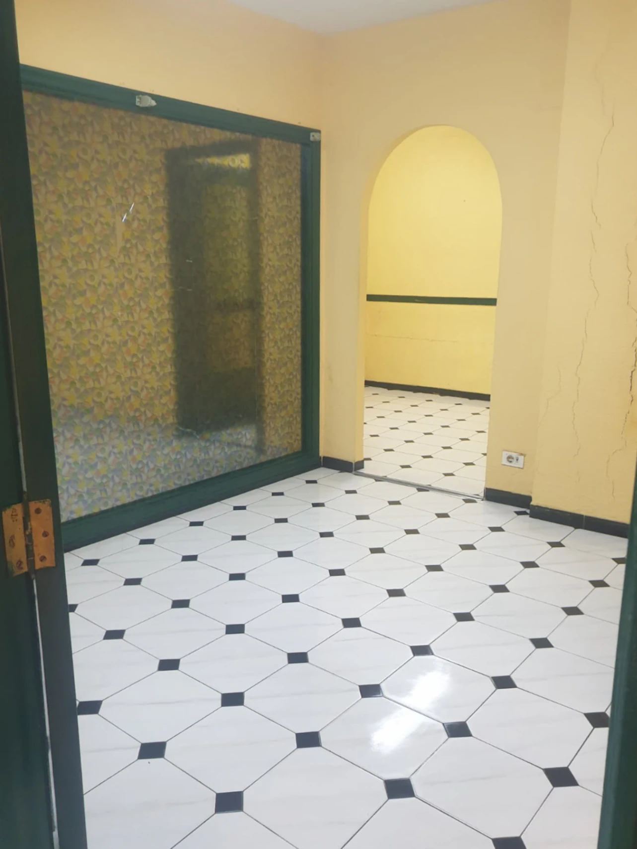 Commercial Local in Oliva - Opportunity next to the Market and the Church of the Convent