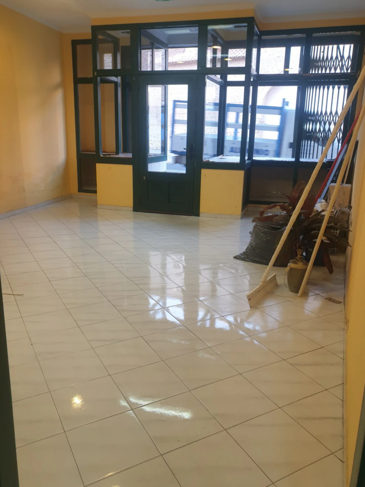 Commercial Local in Oliva - Opportunity next to the Market and the Church of the Convent