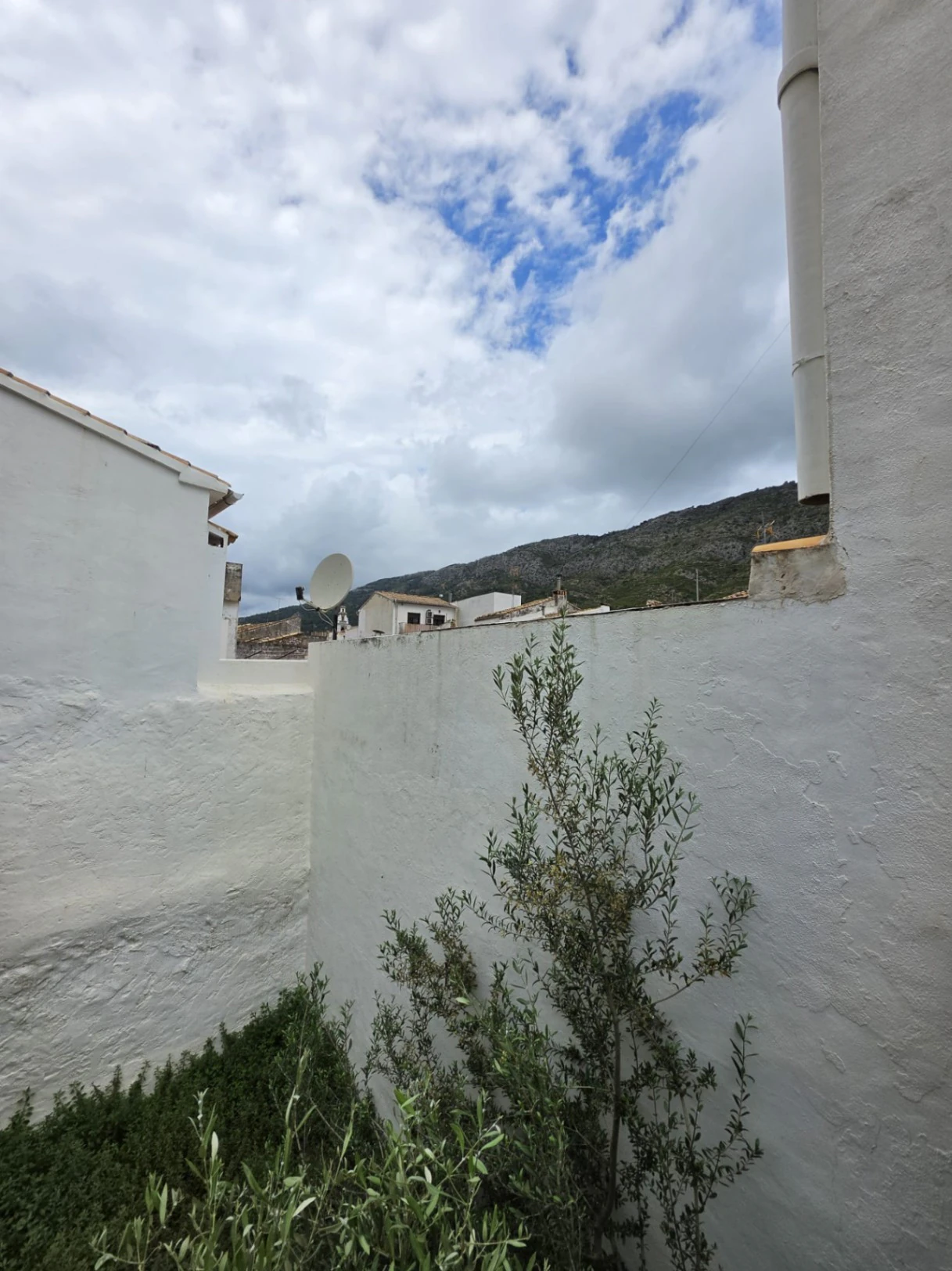 Casa de pueblo en venta con mucho potencial - Benigembla