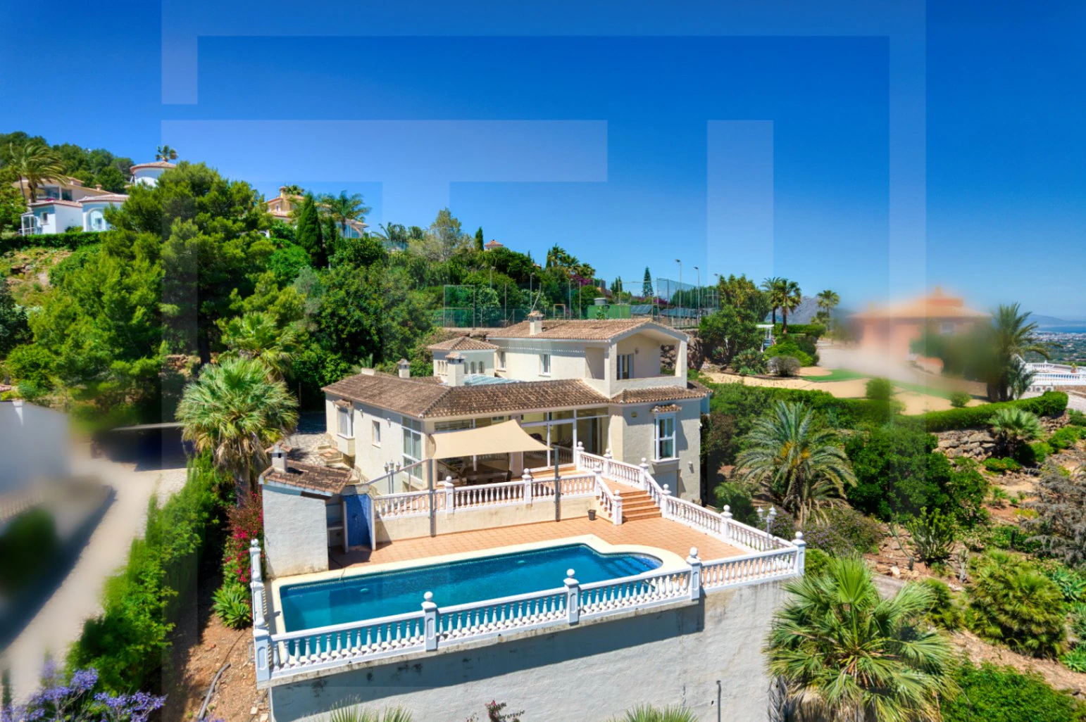 Villa en venta en La Sella con vistas al mar, golf y Montgó.