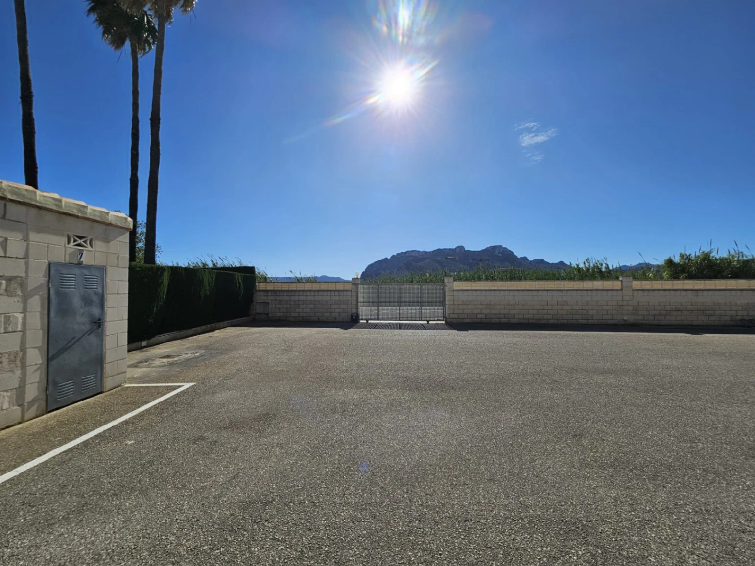Mediterrane charme op enkele stappen van de zee: tussenwoning in Las Marinas - Denia