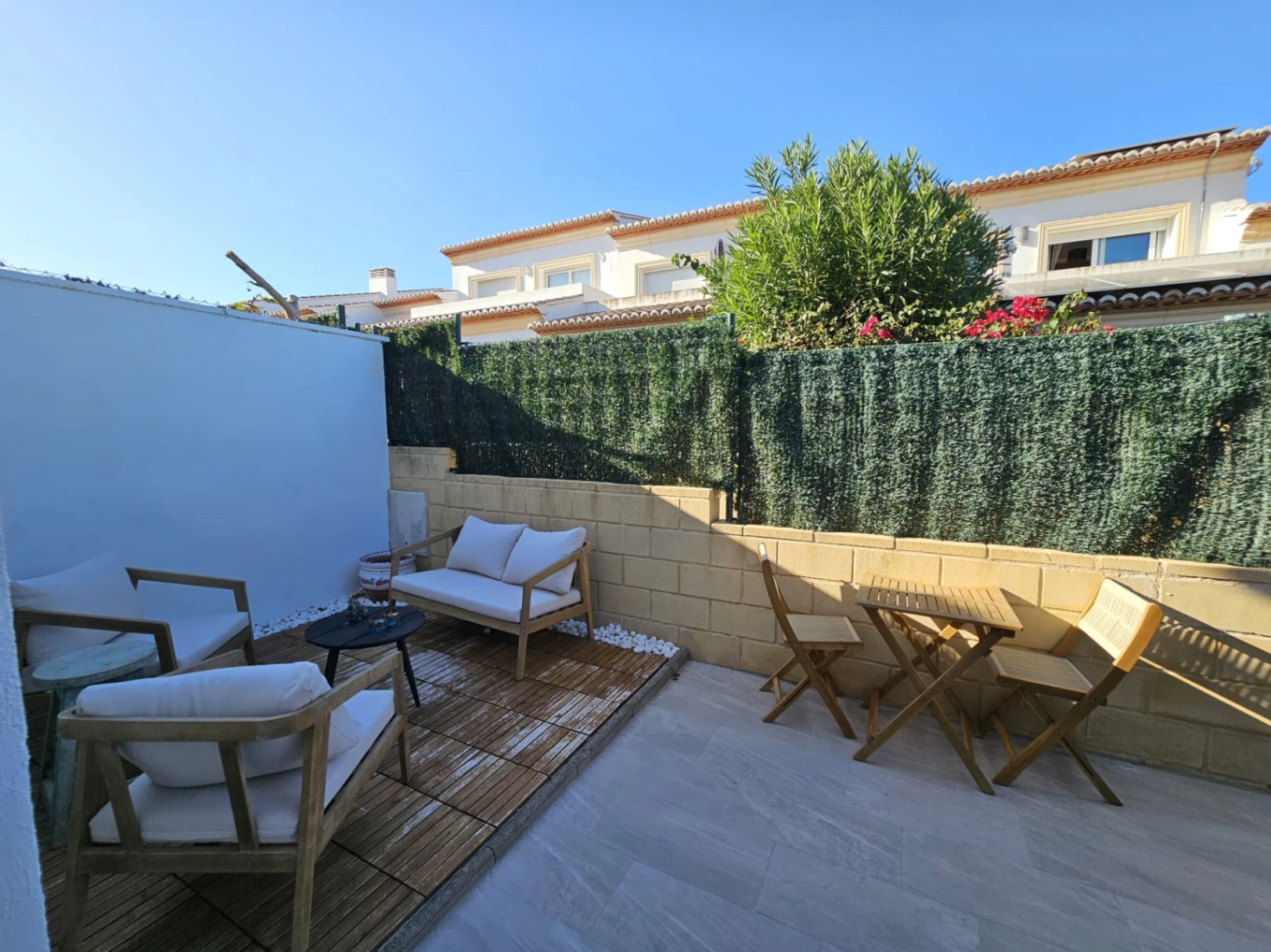 Casa adosada en venta en Benitachell con 2 dormitorios y piscina comunitaria.