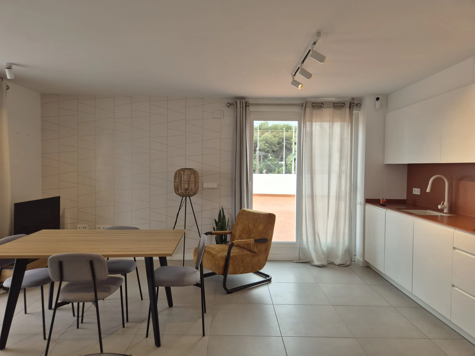 Exclusivo apartamento reformado con vistas al mar en Moraira – Alquiler anual