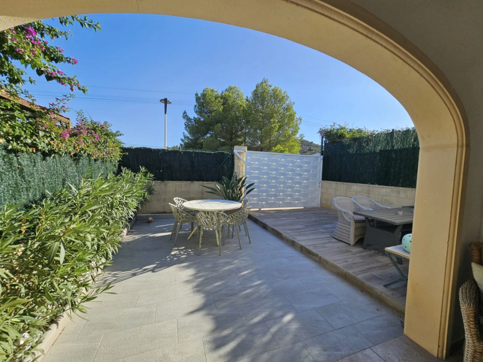 Casa adosada en venta en Benitachell con 2 dormitorios y piscina comunitaria.