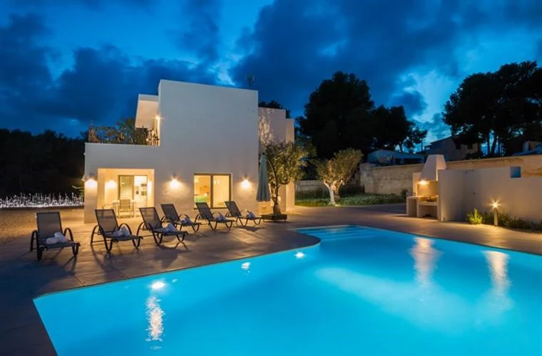 Vivienda con carácter y amplitud en alquiler anual - Benissa