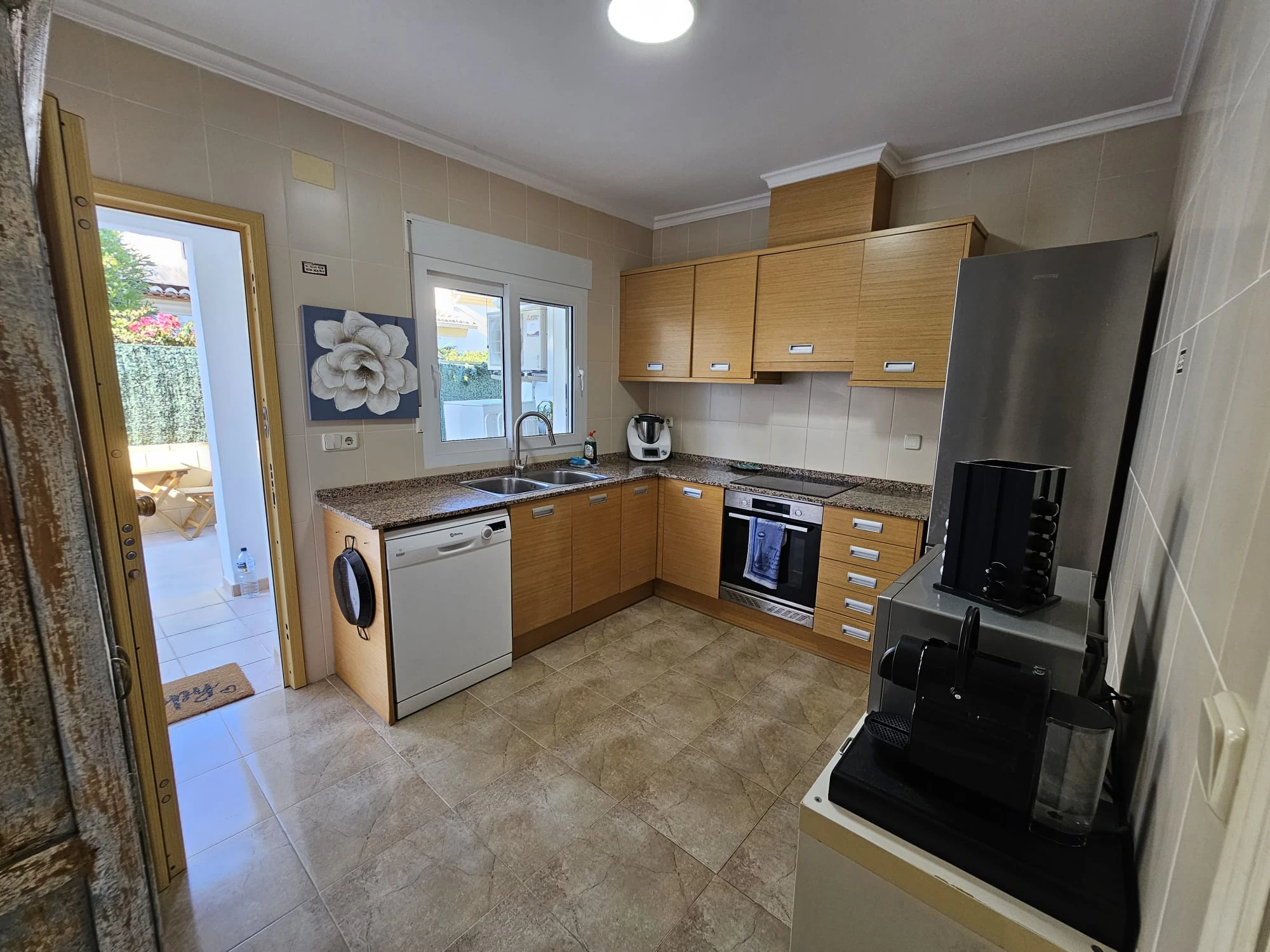 Casa adosada en venta en Benitachell con 2 dormitorios y piscina comunitaria.