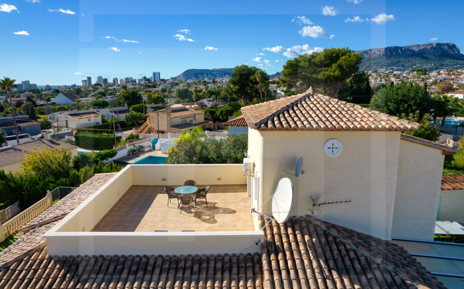 Villa exclusiva en Calpe con piscina, vistas al mar y ubicación costera privilegiada