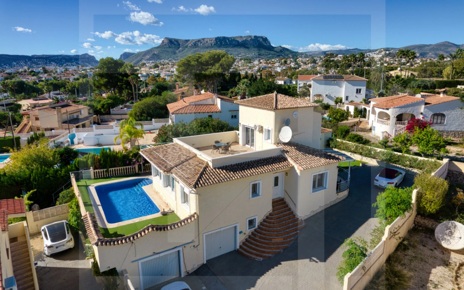 Villa exclusiva en Calpe con piscina, vistas al mar y ubicación costera privilegiada